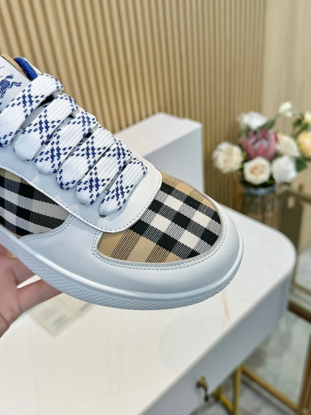 Men's men's shoes 💰560 Burberry's 2024 hot model is released. After three years, the classic plaid returns. It is versatile and decorated with worsted Burberry plaid pattern. Featuring a mesh lining and checkered laces, the rubber sole features the archive Burberry monogram. From Burberry's iconic collection, these wardrobe staples are interpreted with the brand's signature style.   ✅Fabric: classic cotton + silk cowhide ✅Lining: original board lining, silk cowhide lining ✅Outsole: TPU ✅Color: white ✅Code number: 35-45 for men and women (35, 45 customized)